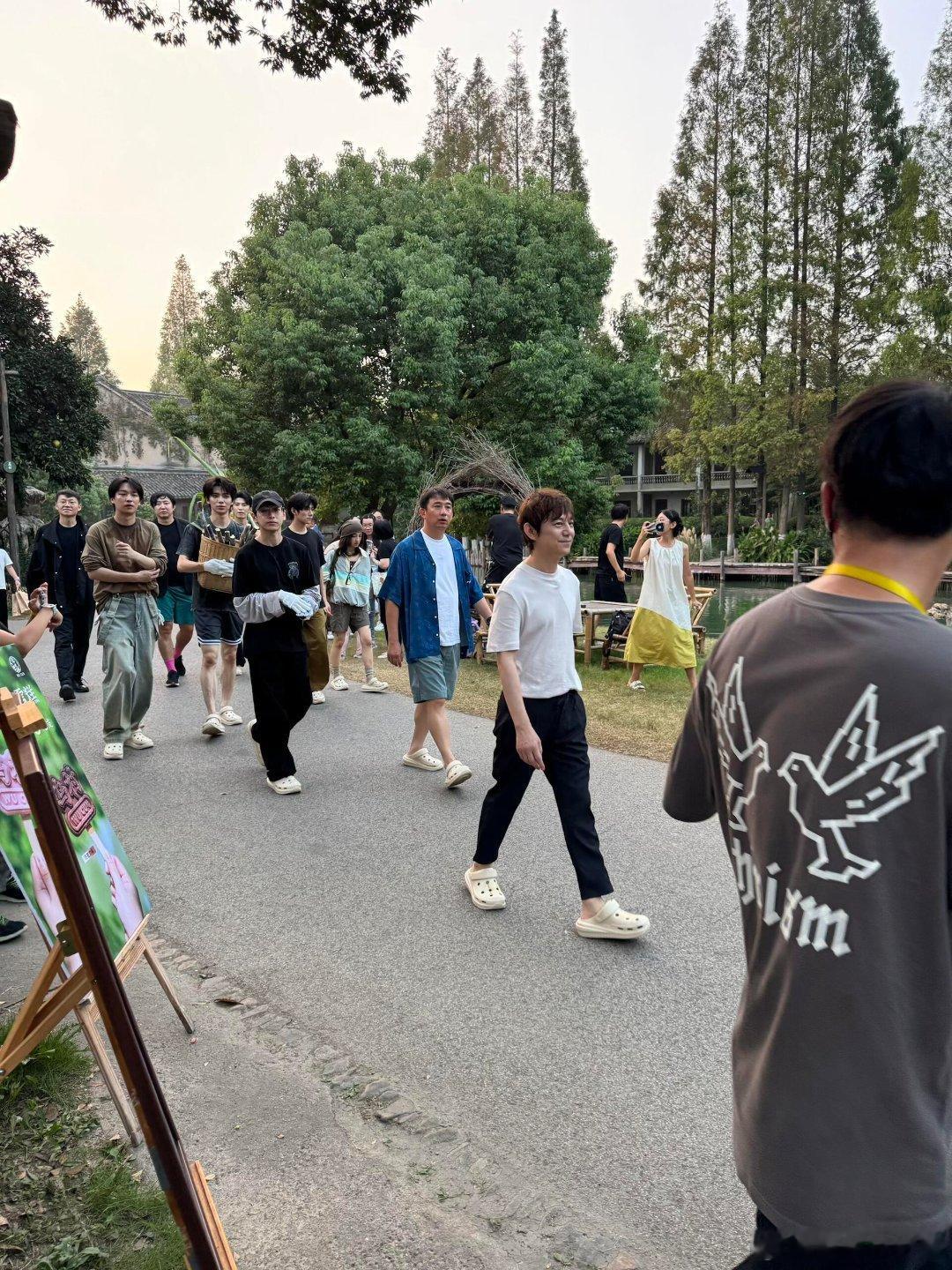 乌村偶遇何炅，黄磊，彭昱畅，张子枫，罗一舟，赵小童录制向往的生活[开学季]彭彭现