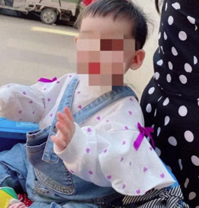 内蒙古，一位狠心的后妈将3岁不到的继女吊打起来，用袜子堵住孩子的嘴，她用皮腰带，