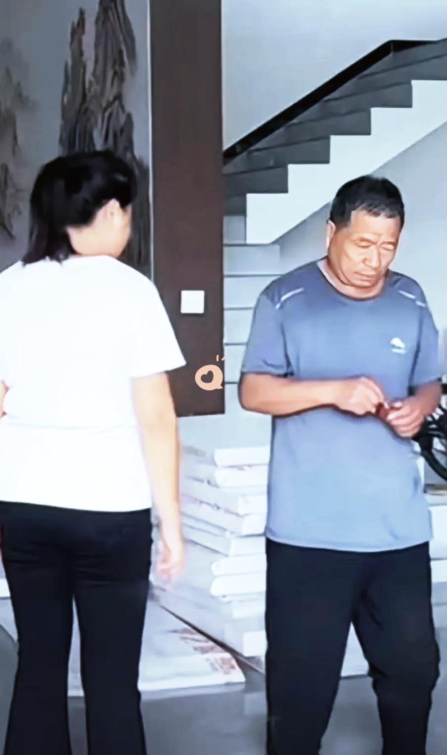 新房里的一句“去厕所抽”，逼走老父亲！网友怒劝：房子再新，没爸更凉
 
老父亲满