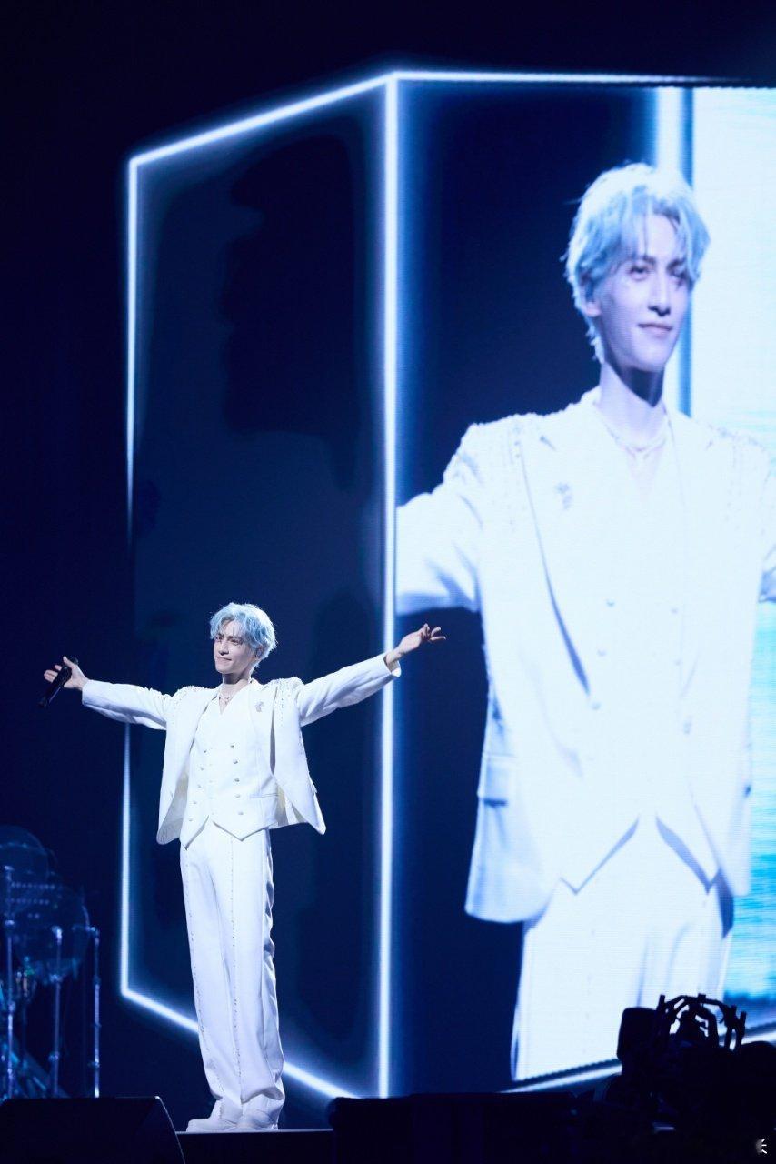 罗云熙开的是眼馋会吧罗云熙演唱会开票就秒空 提前几小时守着开票页面，最后还是一无