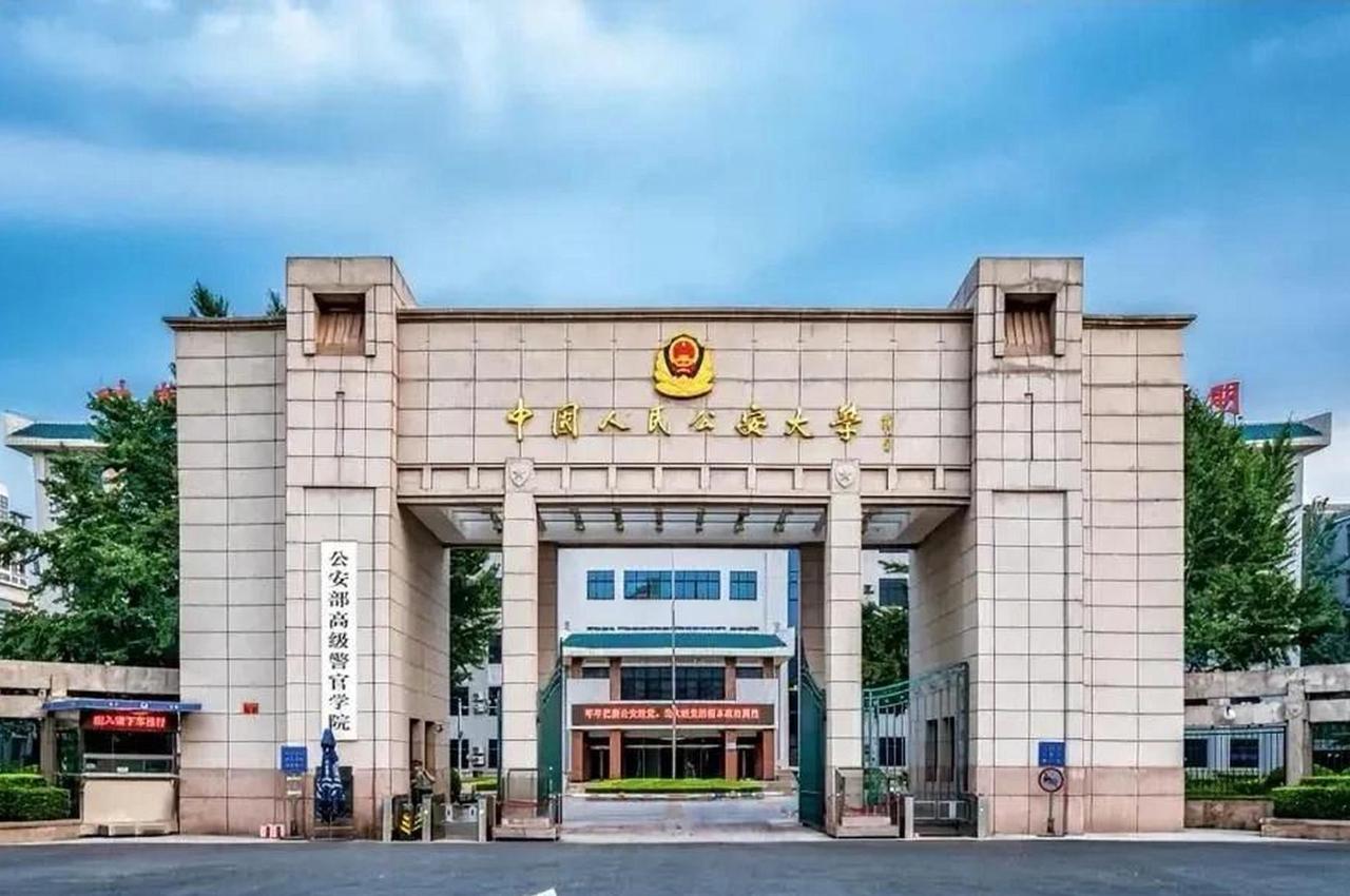 全国每年警校毕业生总数‌约 2.5 万 -3 万人‌，其中具备参加公安联考资格的