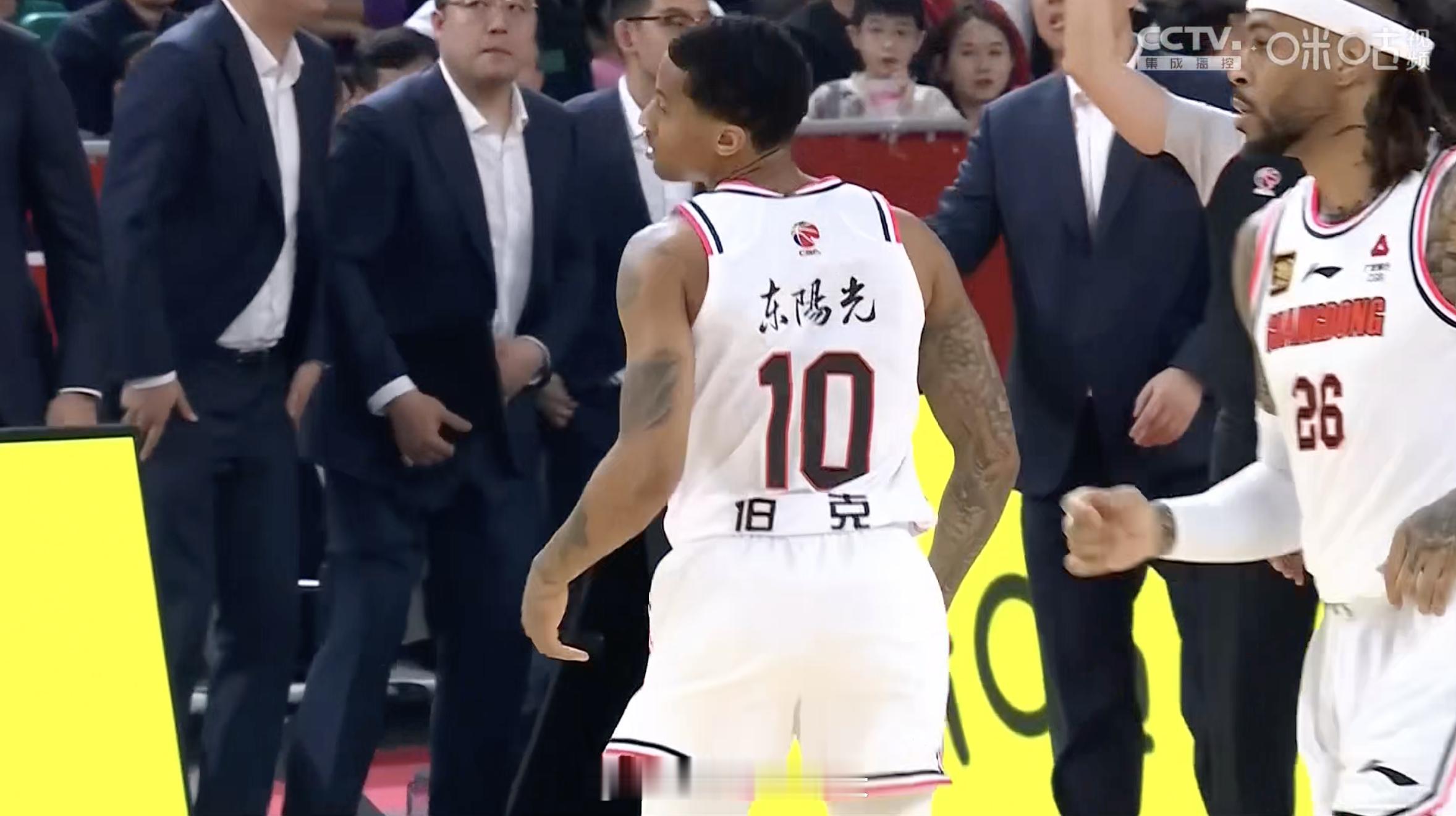 伯克这手能强解的跳投，正是广东队所需要的。山西男篮vs广东男篮 ​​​