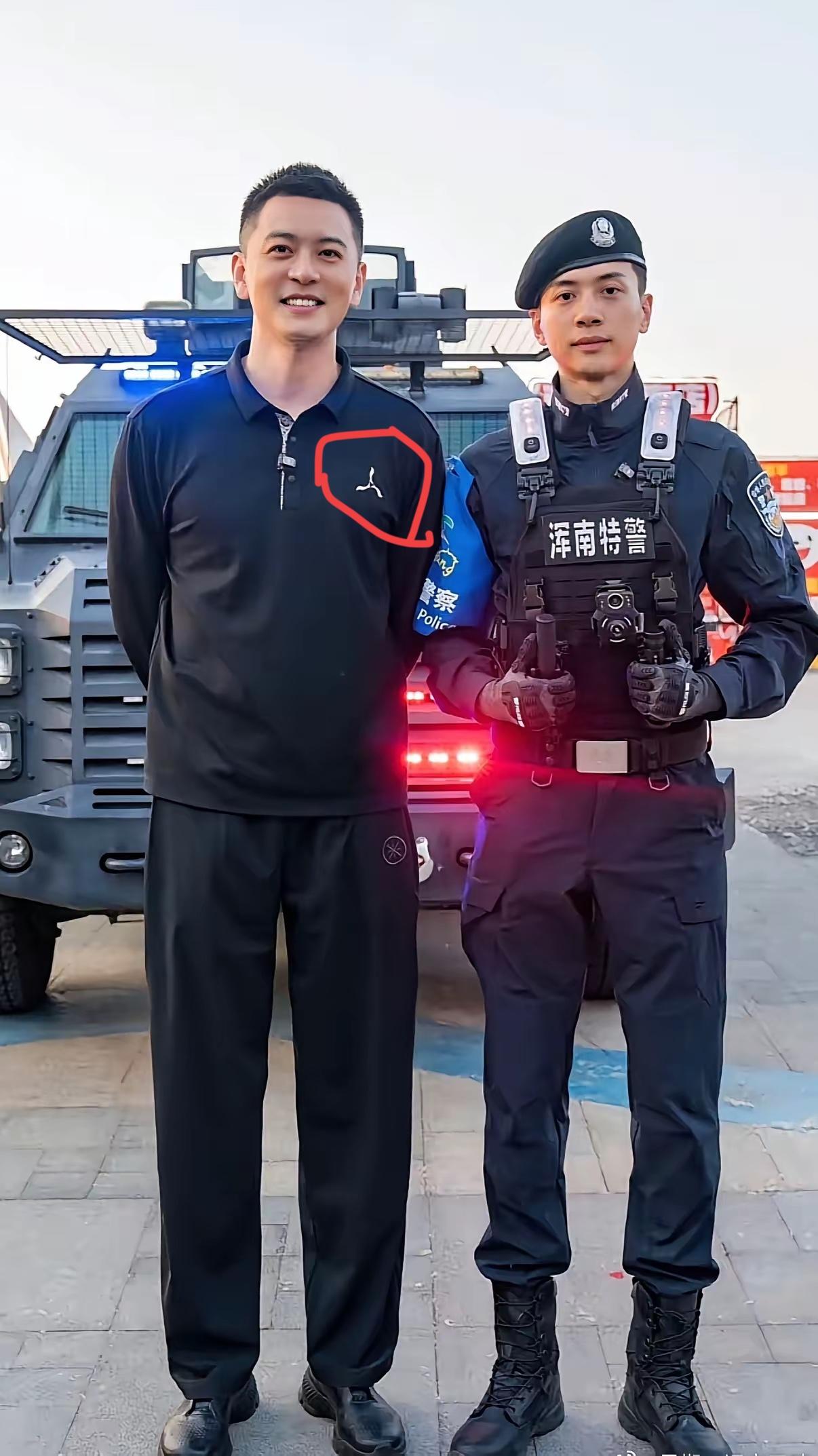 杨鸣穿的衣服挺好看的，是什么牌子