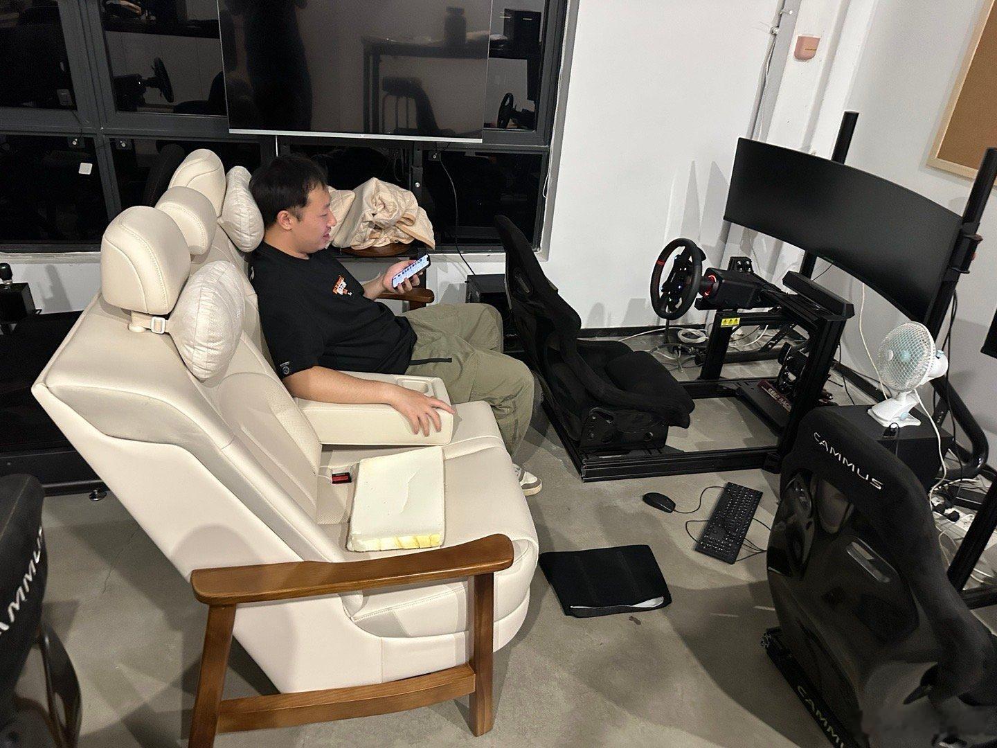 为了让模拟器更有真实感，同事把后排座椅也加上了