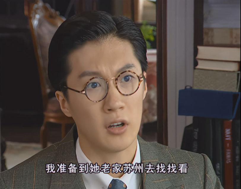 柳春江戴的这副眼镜好像老花镜，跟他身上穿的西服不太搭配，如果换成银色镜框应该会好