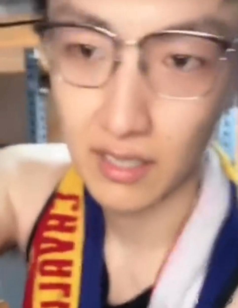 王青手机壁纸是王鹤润王青给粉丝看时间结果壁纸是嫂子 王青给粉丝看时间结果壁纸是嫂