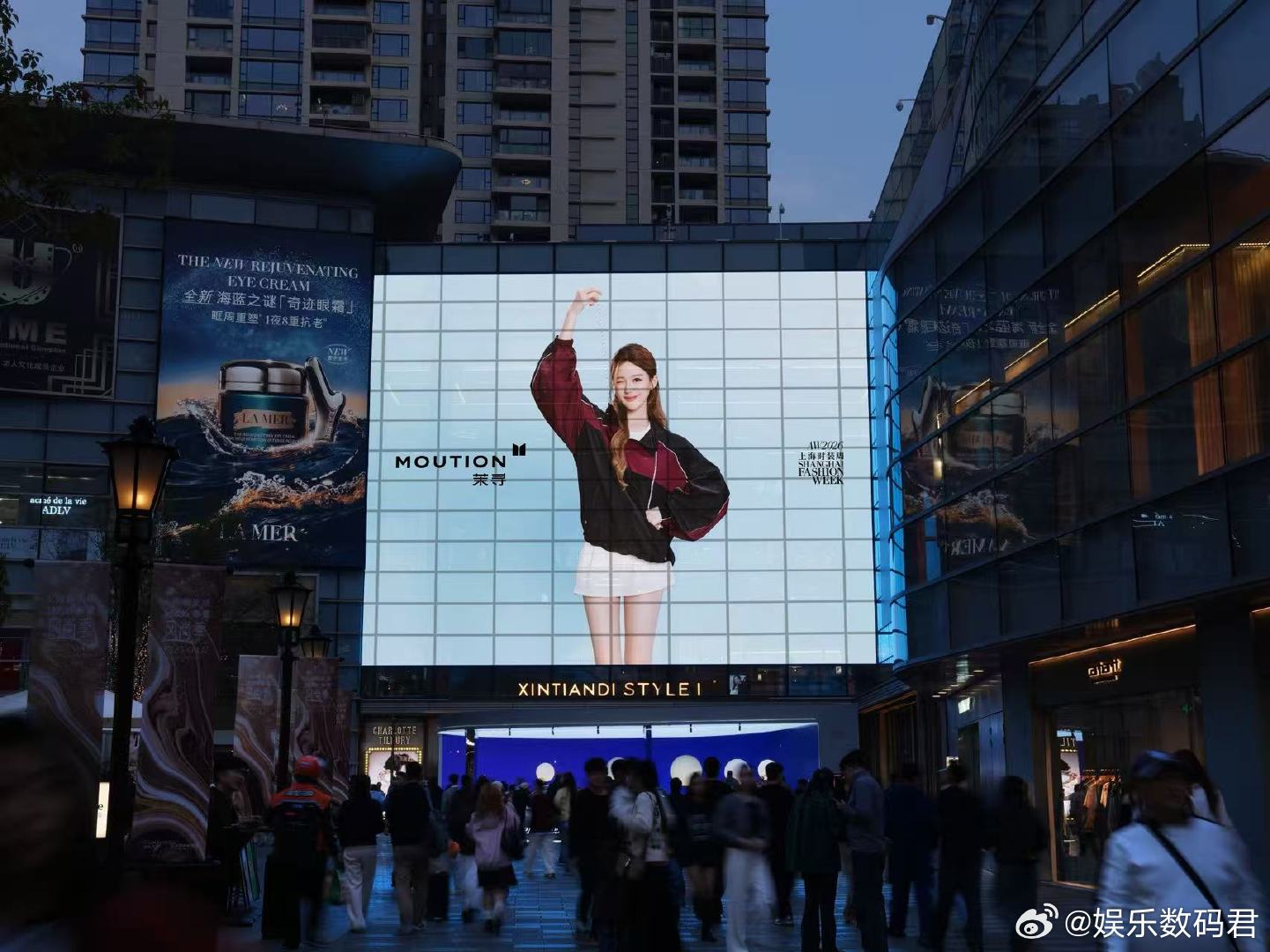 赵露思亮相上海时装周 独揽双份荣耀！赵露思是本届上海时装周唯一同时获得秀场出席资