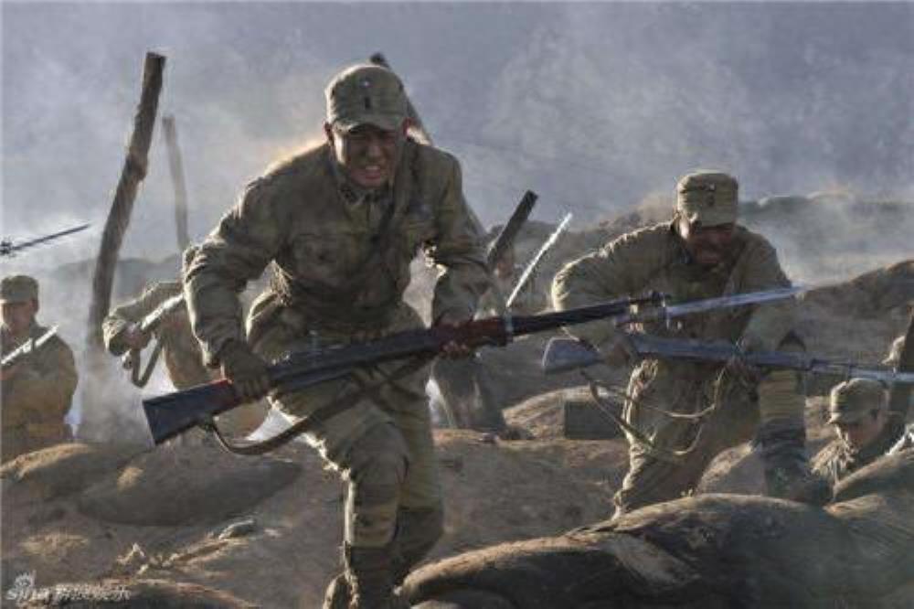 1984年，一名解放军战士不慎摔落悬崖和部队失去了联系，但令他万万没想到的是，他