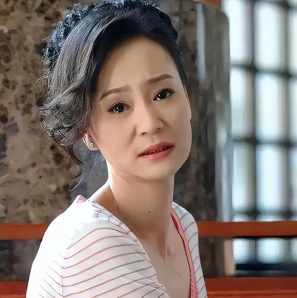 陈道明一番话，道破多少婚姻现实！
 
男人离婚没钱，多半容易孤独终老。
女人离婚