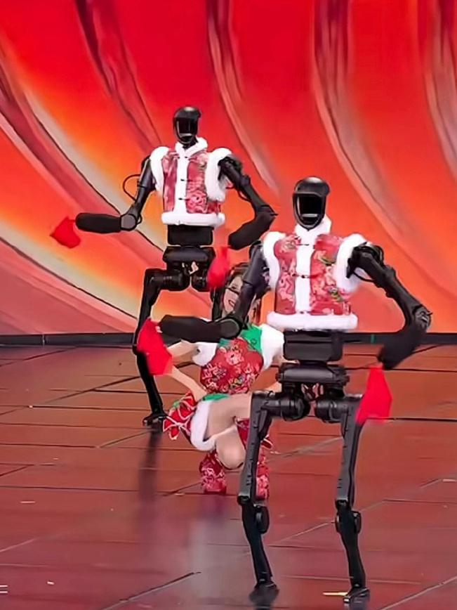 春晚的底气是豆包大模型今年春晚机器人又又又来了，这次竟然看到机器人剪窗花，写福字