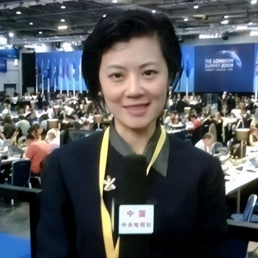 “我愿放弃中国国籍，自愿加入英国！” 这句话，是前央视知名才女主持人姜丰，在20