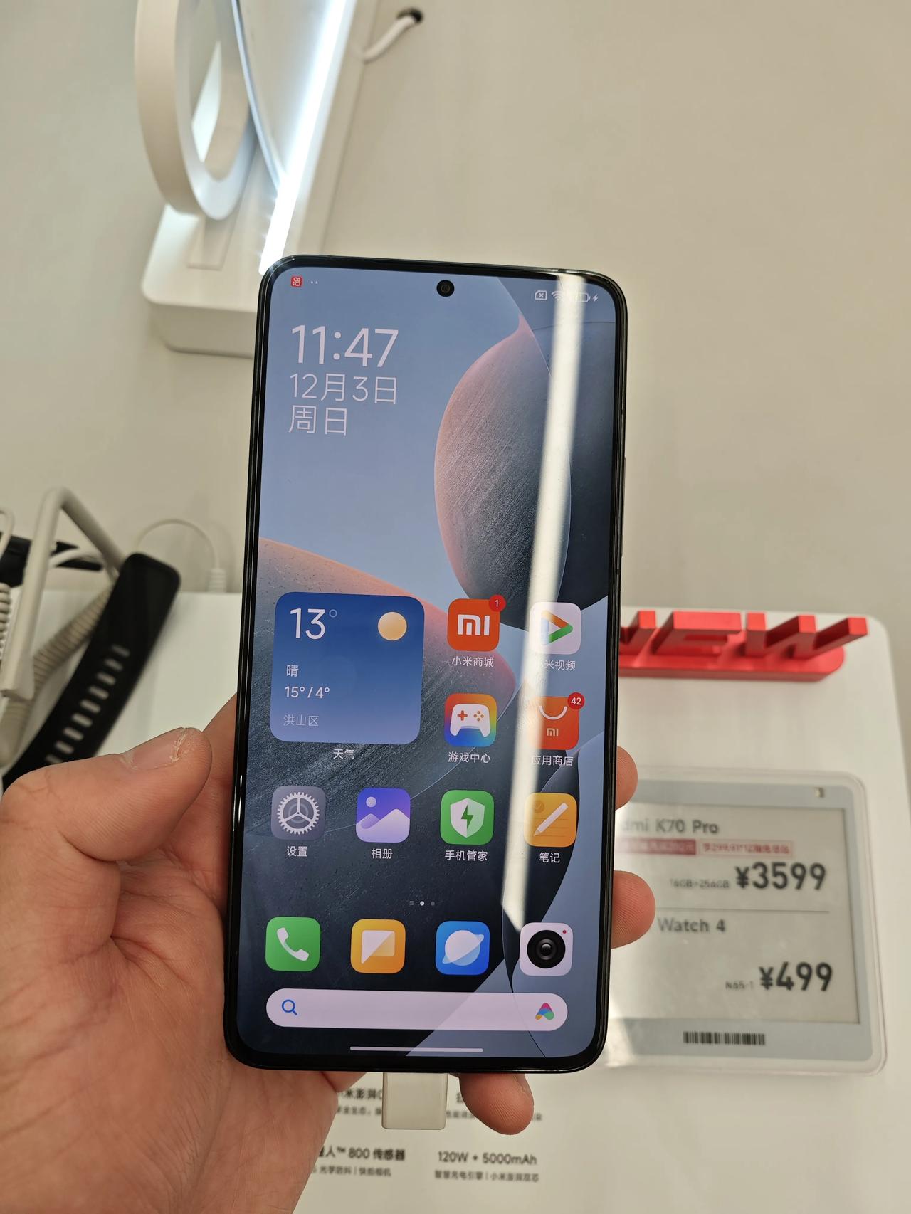 摸了下红米K70 Pro，机身整体的质感还是不错的，重量比小米14轻。它的系统很