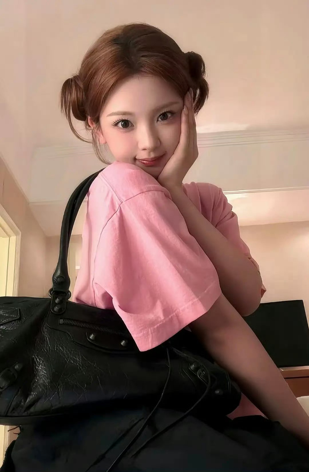 杨超越穿巴黎世家还能这么萌 