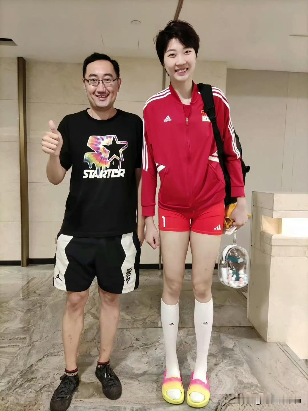 当29岁的袁心玥站在天津南开大学的排球场边，教授特色马拉松排球初级课程时，那个曾