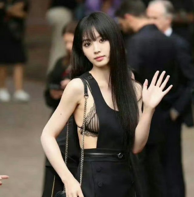 穿裙子露bra成女明星新宠，是引领时尚潮流，还是一时跟风？ 
