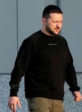 1991年刚苏联解体后，乌克兰独立后是何等强大，有庞大的核武库，有先进的航空技术