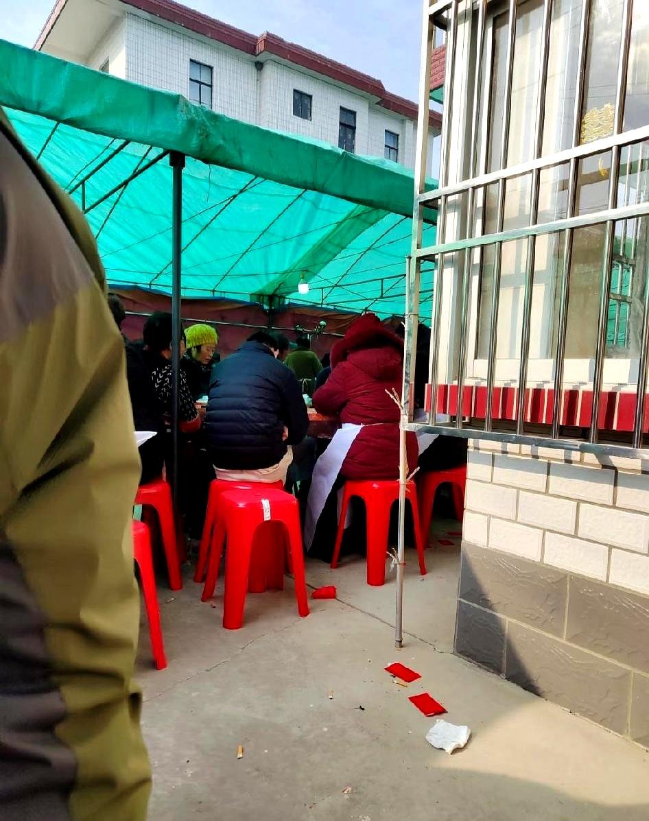 邻居大娘办丧事我代收了三万礼金，交钱时仨兄弟当场吵起来了！
老大想先揣兜里，老二