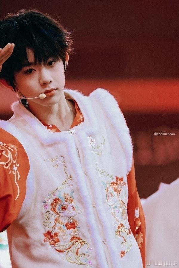 陈奕恒祝大家来财谁被陈奕恒的来财祝福萌化了！奶乎乎的语气喊出祝大家来财，小金牛也