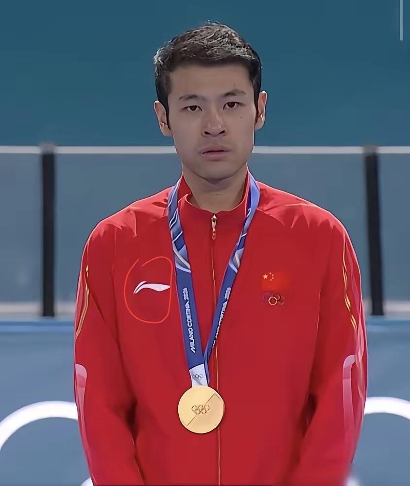 简直离谱。
你说这事气不气人？一个在赛场上拼到极限、把纪录踩在脚下的运动员，站上