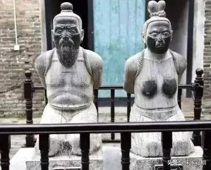 打蛇打七寸，对付汉奸，就该直击要害。  

秦桧夫妇跪了几百年，被钉在历史耻辱柱