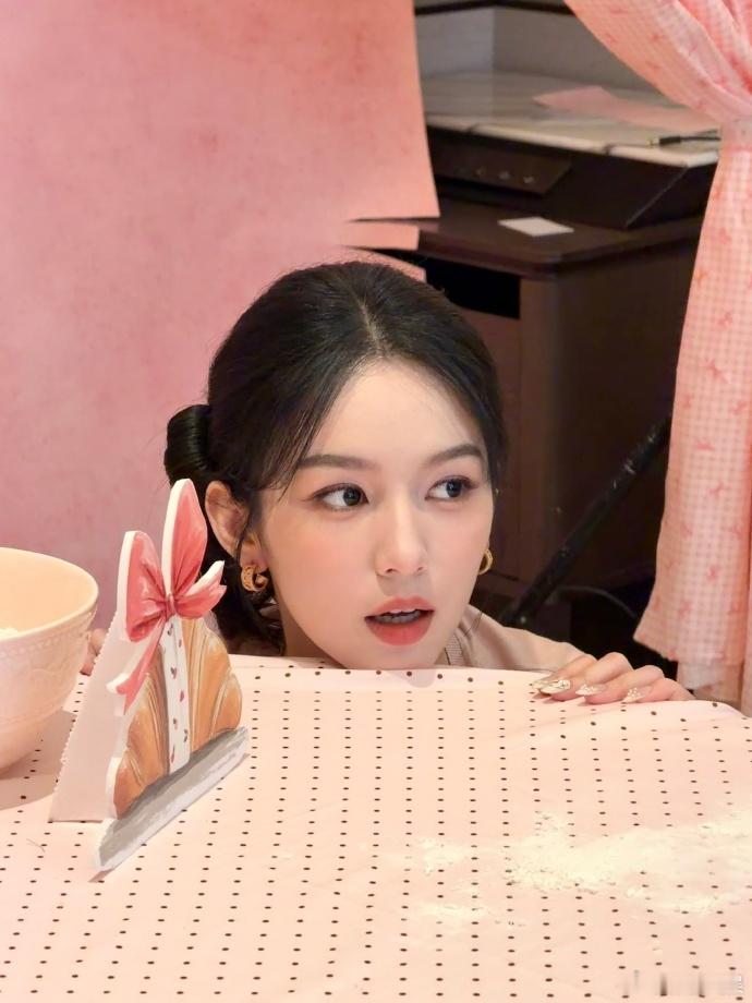 周也花式秀美甲周也好像油画里的在逃公主复古温柔氛围感拉满，妥妥油画出逃公主本人 