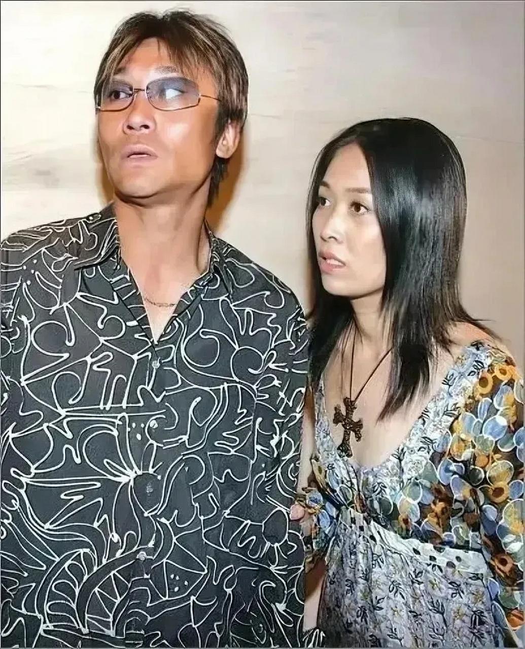 1995年，一场汇聚体育界与演艺界明星的联谊会上，高峰与那英首次相遇。彼时高峰效