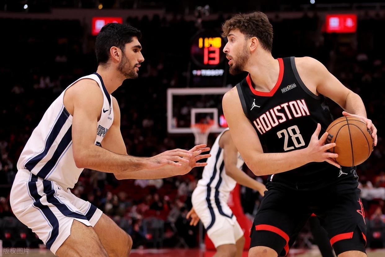 打的够硬，申京17投15中，砍下全场最高的33分，以后再也不会有球迷批评他了。