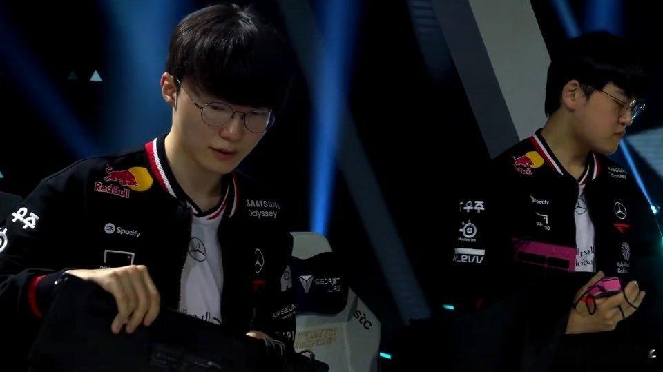 T1对着G2疯狂发泄怒火，2-0夺得2025EWC季军。t1暴打g2 t1获得e