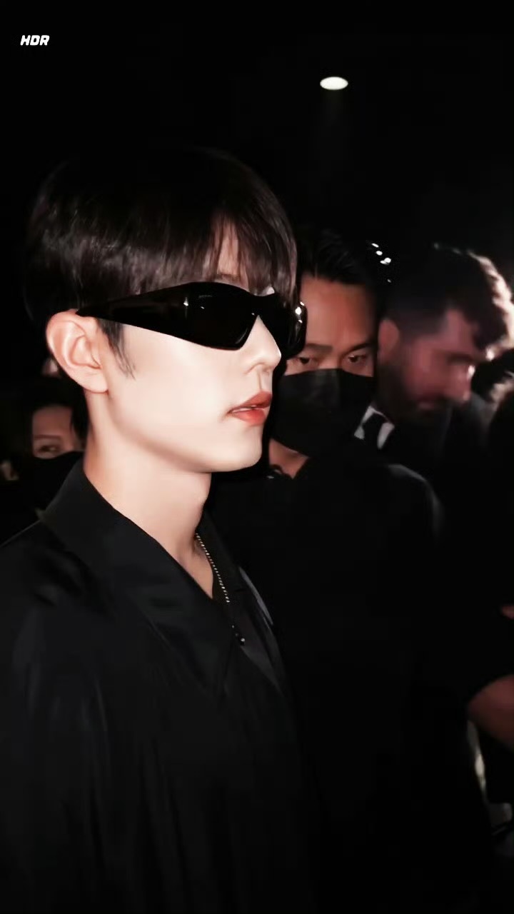 肖战肖战 顺产头 这反差太绝了肖战米兰时装周