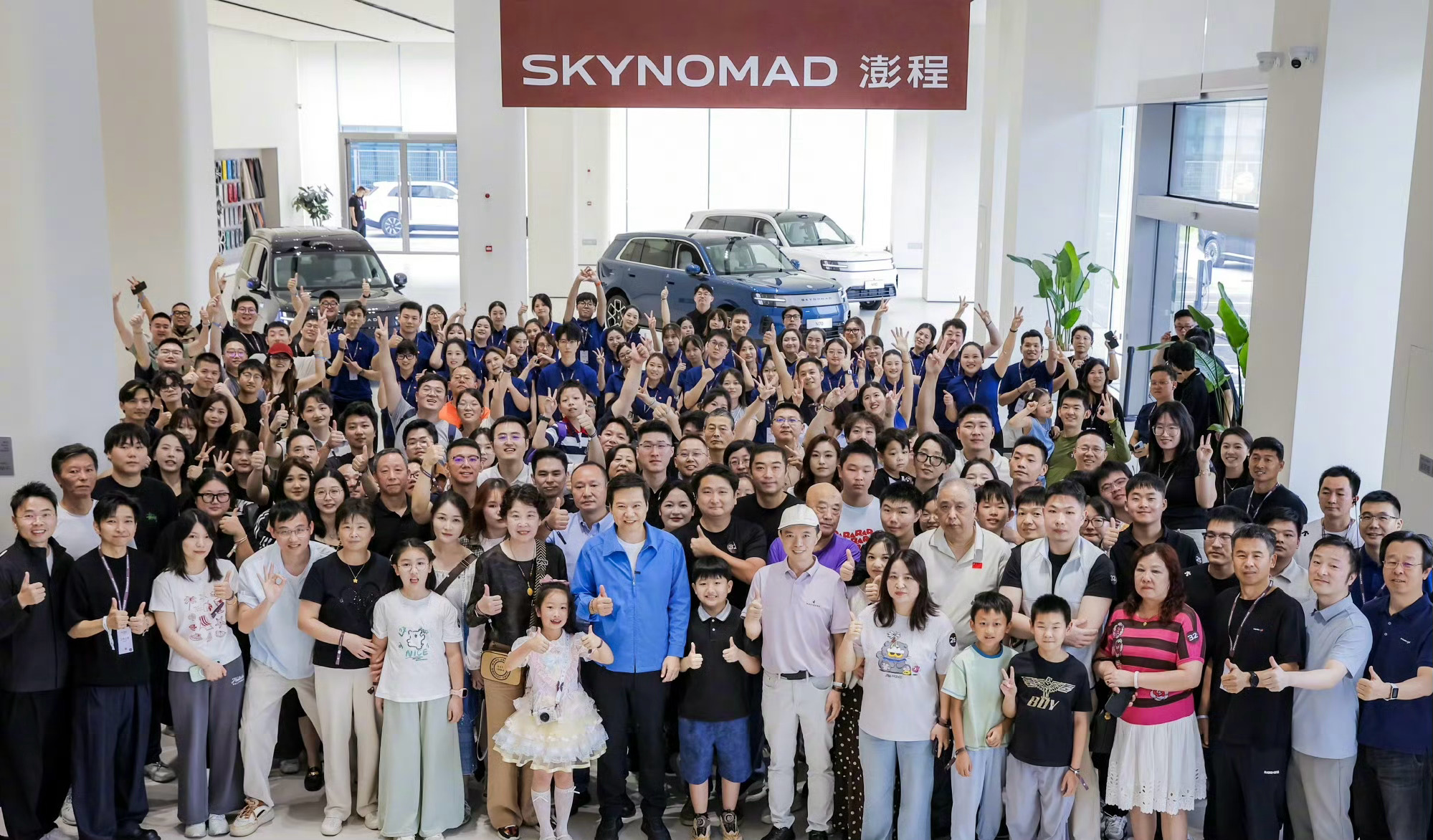 越成功越努力，雷总昨天在徐州首交，今天雷军为上海澎程车主交车，亲手给用户开车门，