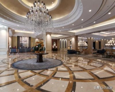 上海，一女子带着60多岁母亲，入住8455元酒店，可办理入住时，酒店经理坐在客人