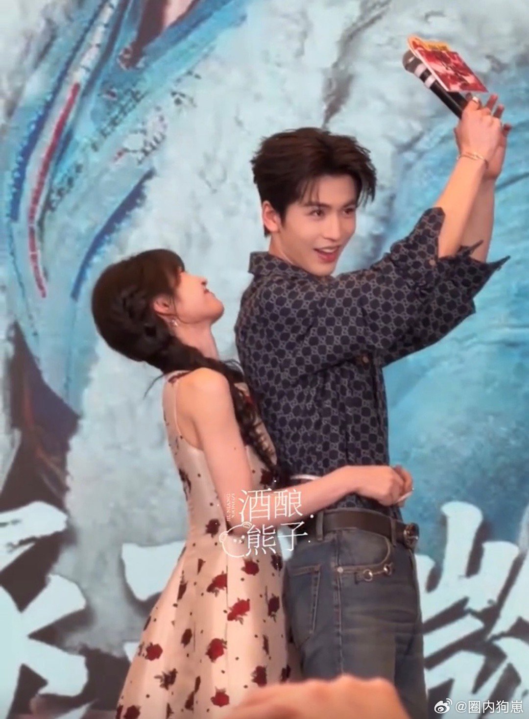 田曦薇背后抱量张凌赫腰围 田曦薇背后抱量张凌赫腰围也太甜了！片场互动自然又可爱，