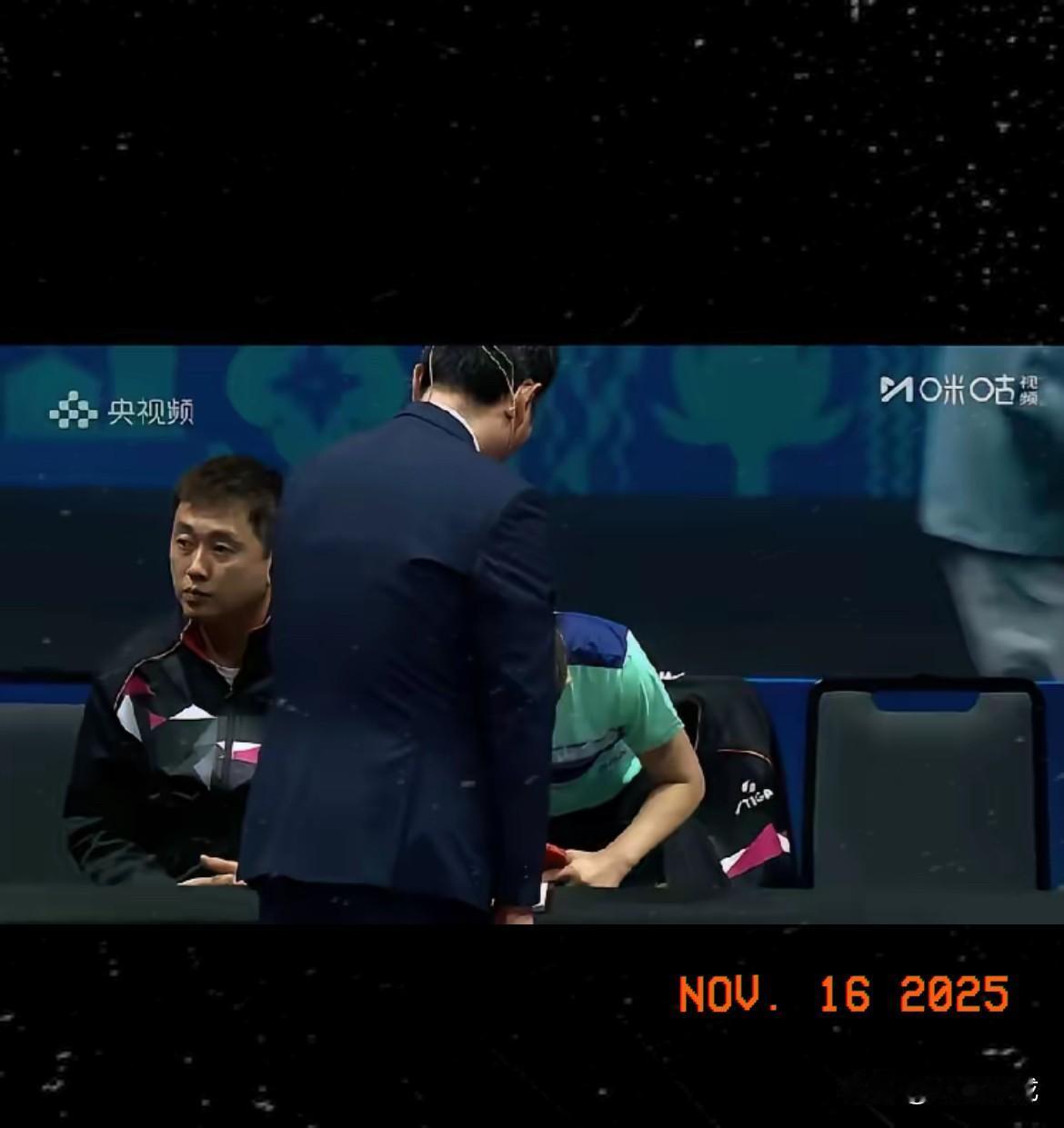 谁懂啊！
陈梦全运会铜牌战的一个小动作，
比奖牌还圈粉！

刚下场坐定休息，裁判