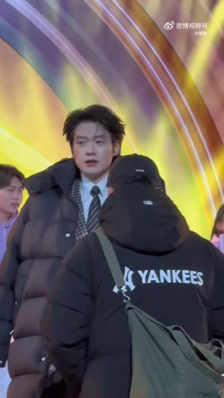 魏大勋被冻懵了 刷到魏大勋央视跨年的路透，真的被冻到失去灵魂的样子笑死，不过《向