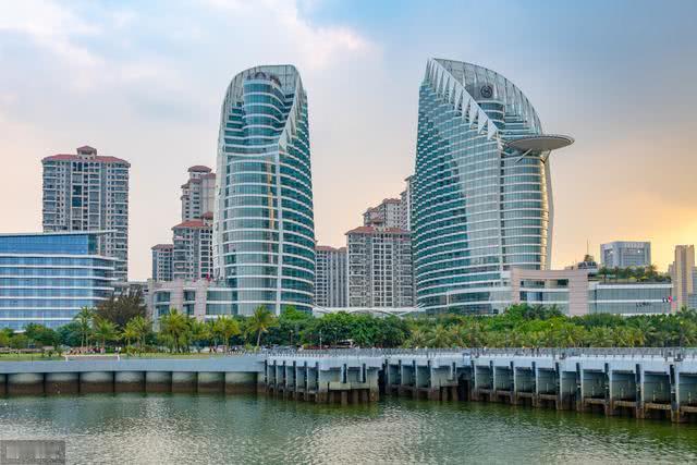 湛江是否宜居？
从衣食行方面说，湛江确实宜居。
湛江人穿衣不太讲究，随便，舒适。