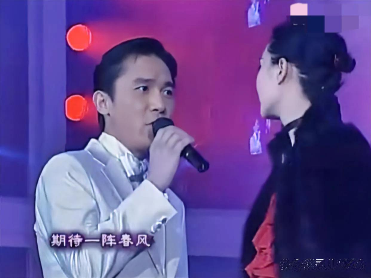 2001年，央视春晚，梁朝伟牵着张曼玉的手，两人合唱《花样年华》。
温情的演唱，