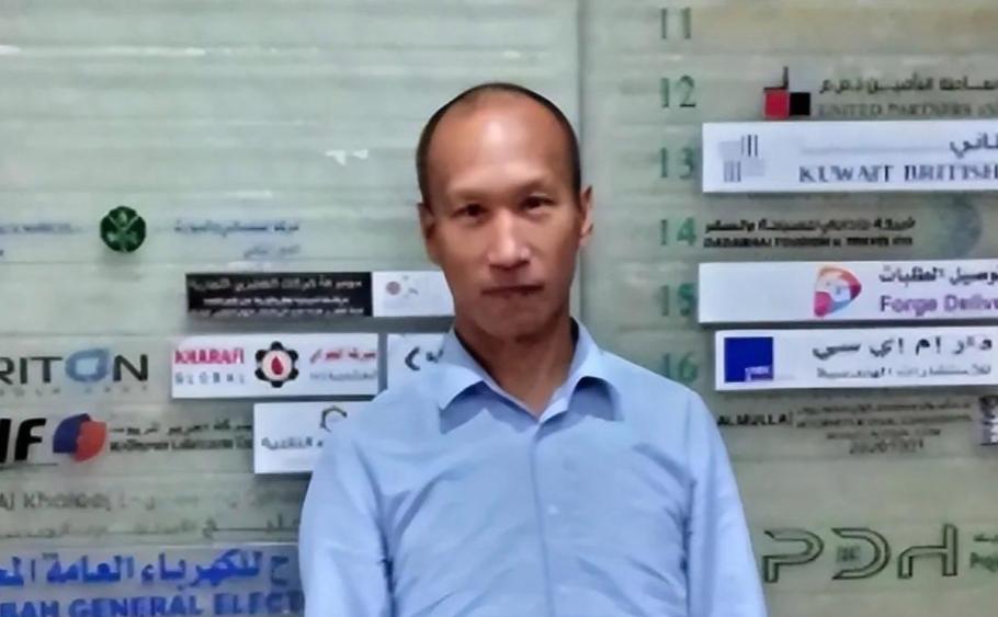 🐒为了省20元房费，他在沙漠裹塑料布睡了一夜。醒来后，塑料布上掉下一串水珠。1