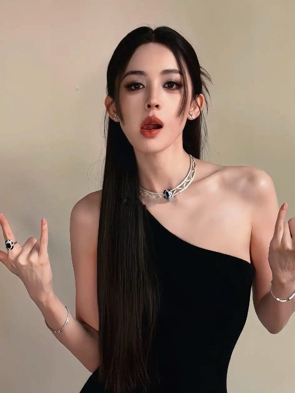 娜扎的团队该意识到了

她现在最大的本钱

不是演技好，也不是有资源，而是那36