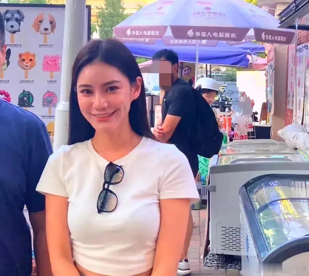 #汪小菲老婆mandy学做煎饼果子#汪小菲老婆mandy，在天津学做煎饼果子。全