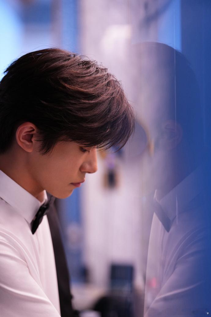 易烊千玺夺目，镁光灯下开场之前的易烊千玺，谁懂这个满分质感的造型的千玺，夺目办的