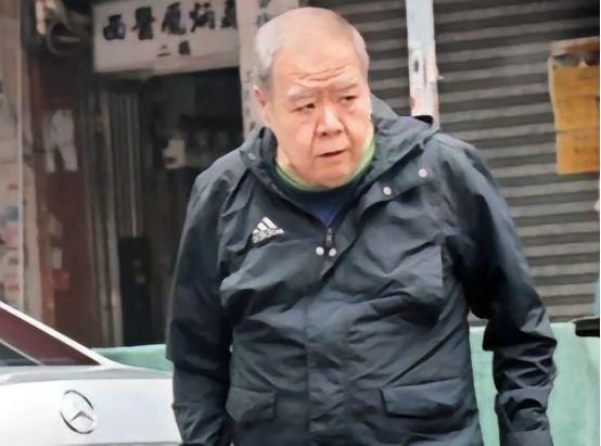 1993年，郑则仕公司破产，欠下8000万外债，走投无路之际，他给昔日好友周润发