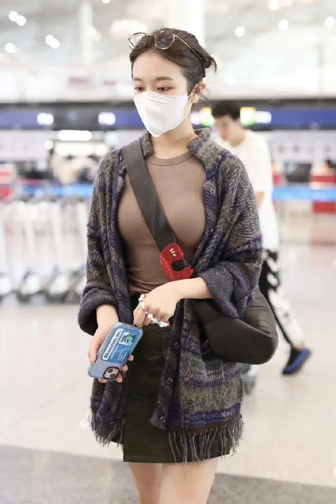 李兰迪有双大眼睛。
