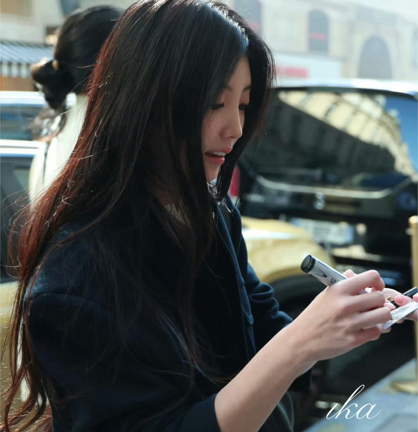 李沅禧现身巴黎时装周香奈儿大秀镜头前状态在线，正在签名互动ing李沅禧香奈儿大秀