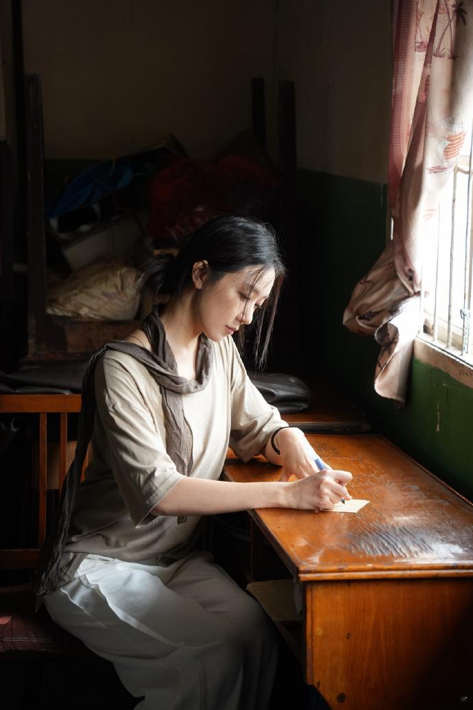 菅韧姿早该这么演了 她唱《范中华别母》时，刘铮亮在台下哭成孩子，她却没有回头。菅