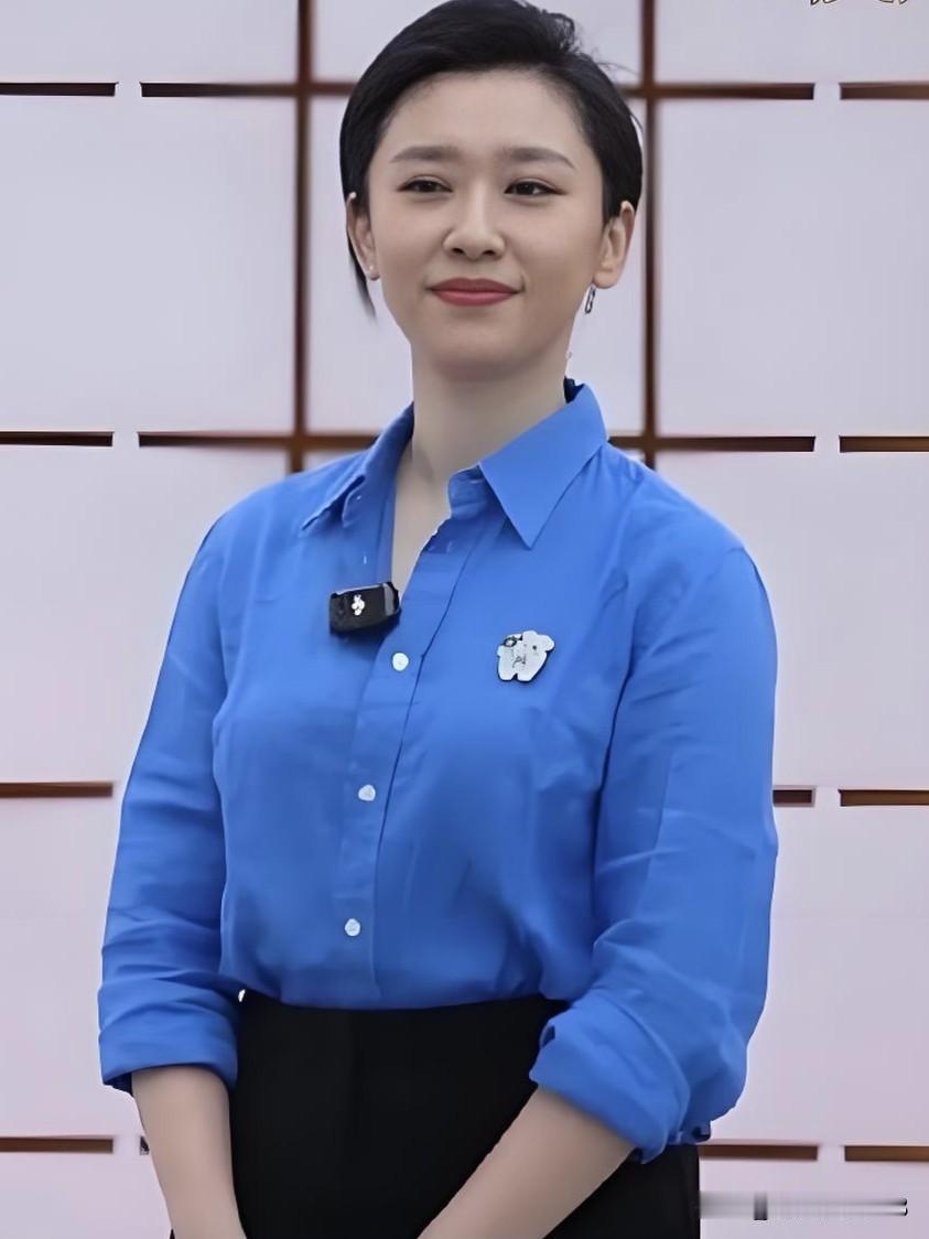 央视主持人迟茜，主持风格温婉专业，多年投身孤独症公益传递善意，周身满是清朗真挚的