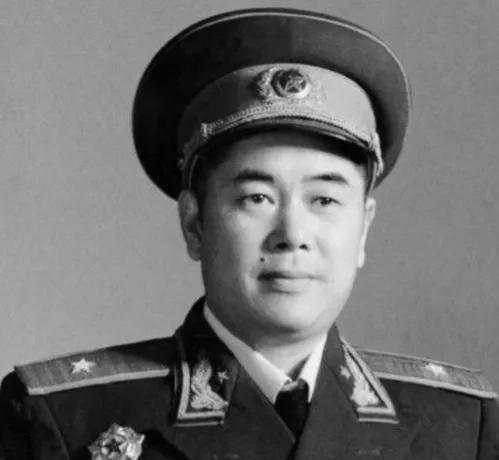 1985年裁军时四大军区被撤销，四位司令员是谁？他们后来的人生经历有哪些？
19