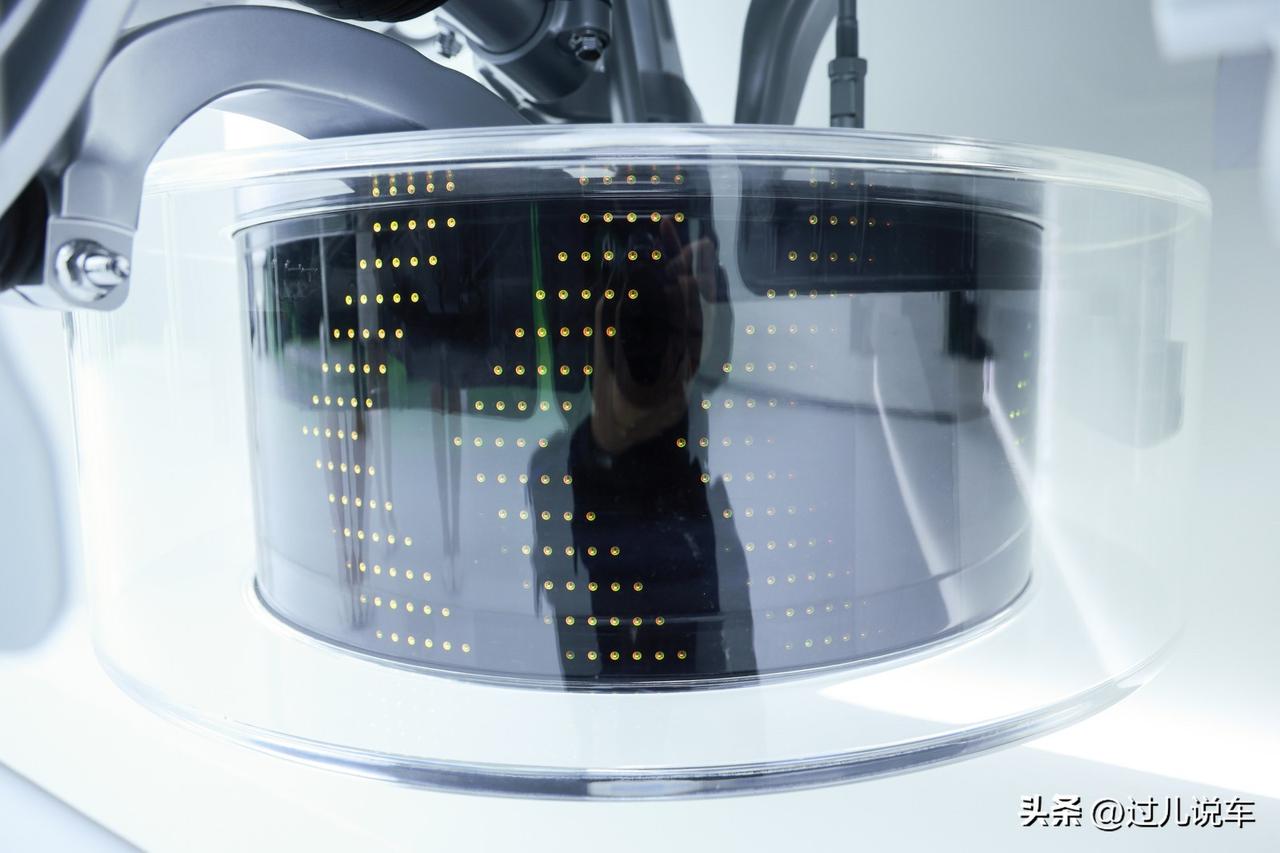 零跑又发布新车了，还打算卖到国外去！
 
没错，零跑A系列首款车型A10在广州车