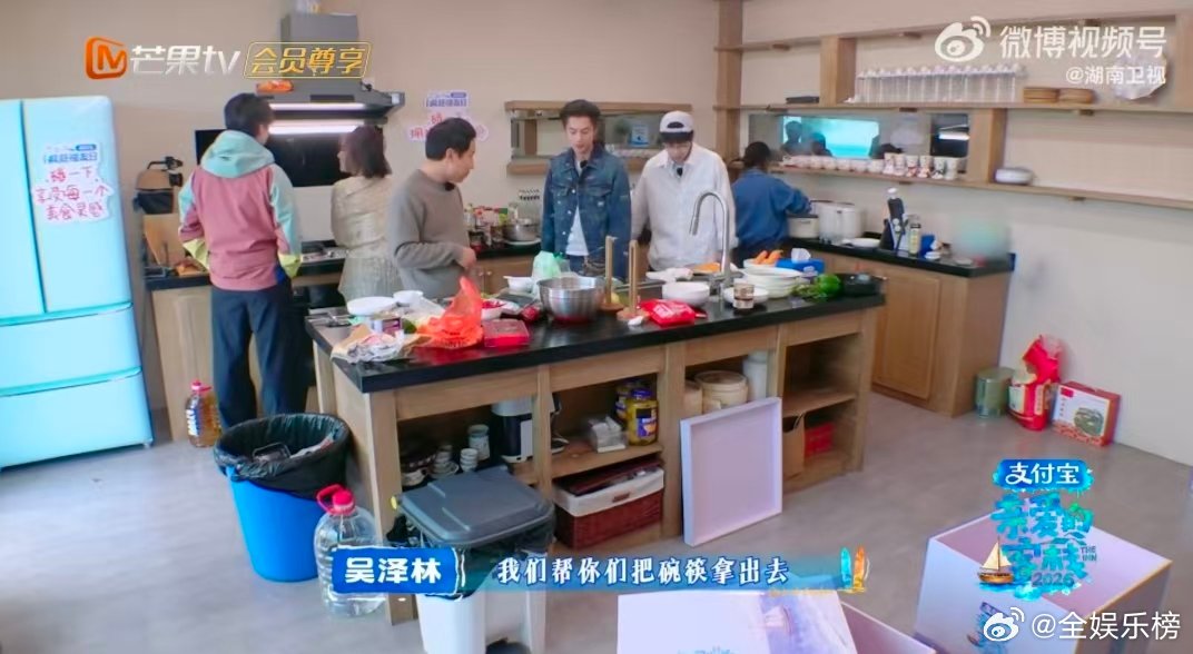 秦岚第一次下厨被王鹤棣哄成胚胎亲爱的客栈客栈日常趣味满满，秦岚解锁下厨新技能，翻