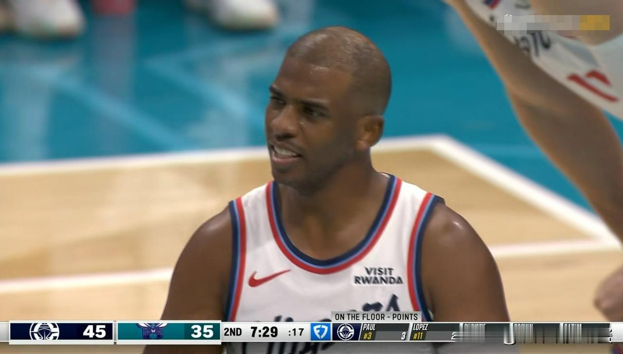 快船老将保罗终于睡醒了！在今天进行的快船和黄蜂的上半场比赛中，40岁的保罗在攻防