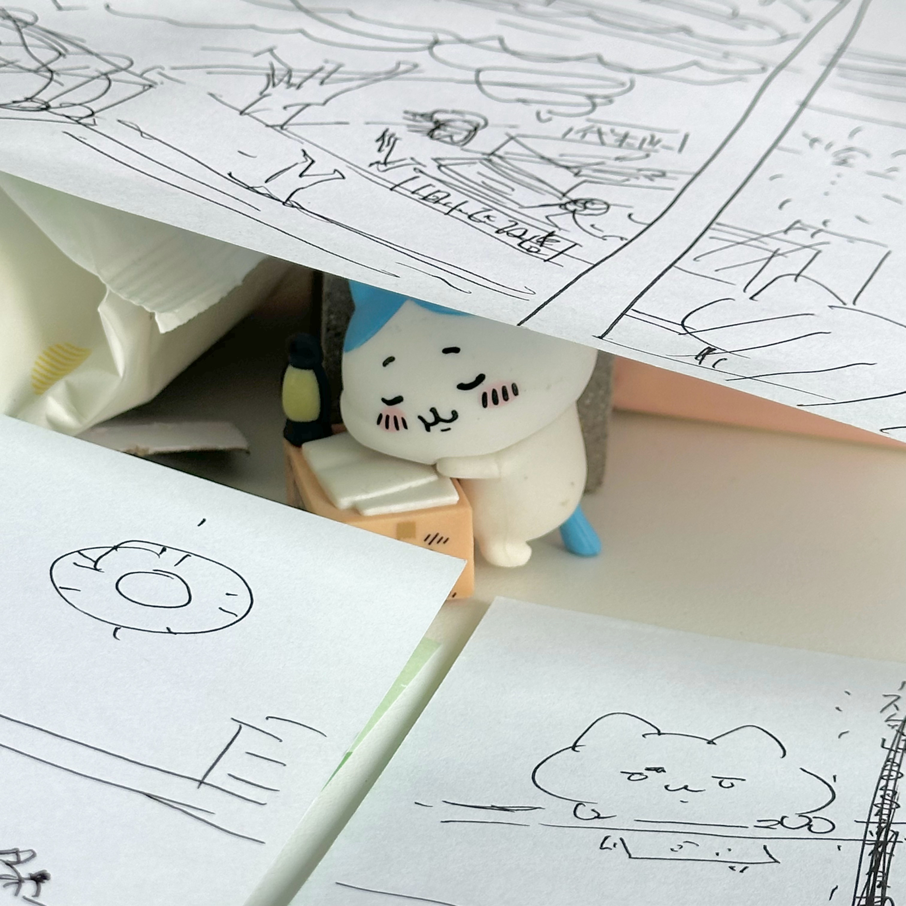 正在准备小漫画看到草稿纸下面的小八睡的很舒服😌希望自己有一天跟你一样有名呢你先
